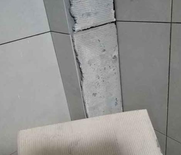 道孚瓷砖空鼓维修公司分享下厨房瓷砖脱落的补救措施。